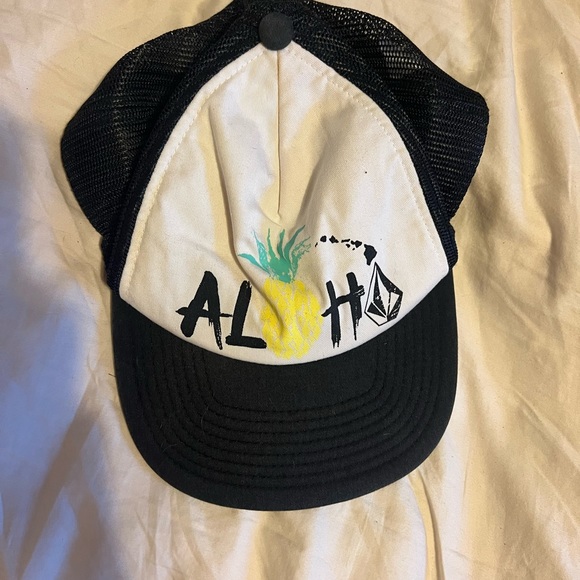 Women’s Volcom Aloha Pineapple hat - Picture 3 of 4